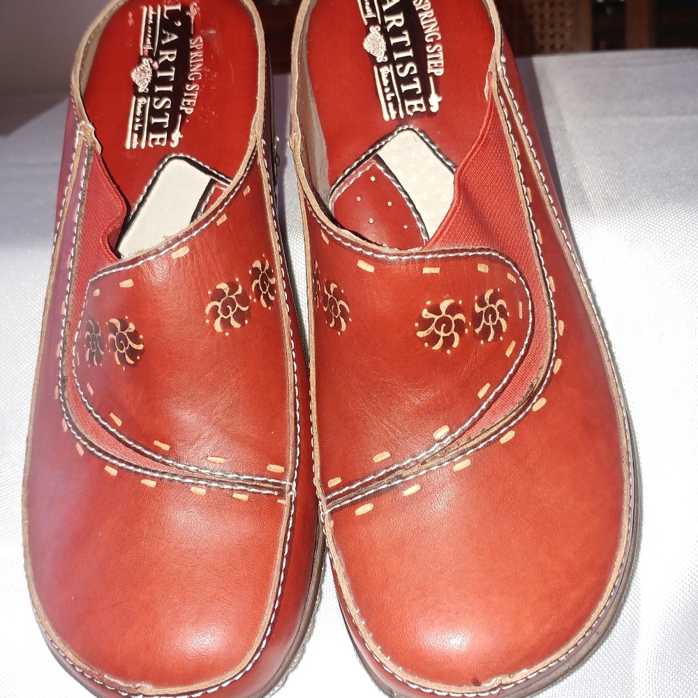 L'ARTISTE LEATHER CLOGS. CHINO R 35